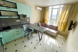 Просторная и светлая 1-комнатная квартира с видом на море. 